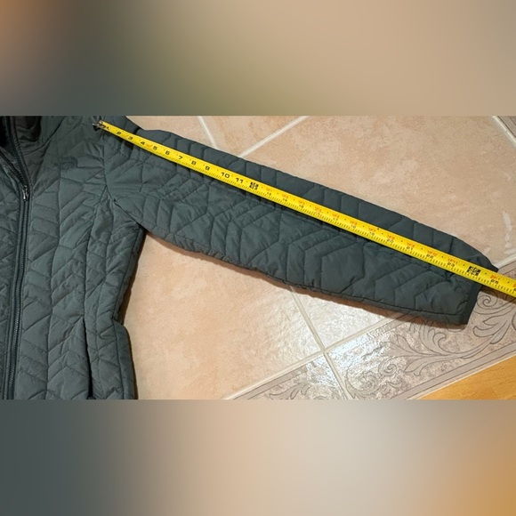 The North Face Women's Quilted Puffer Jacket - Dark Olive Green - Picture 8 of 10